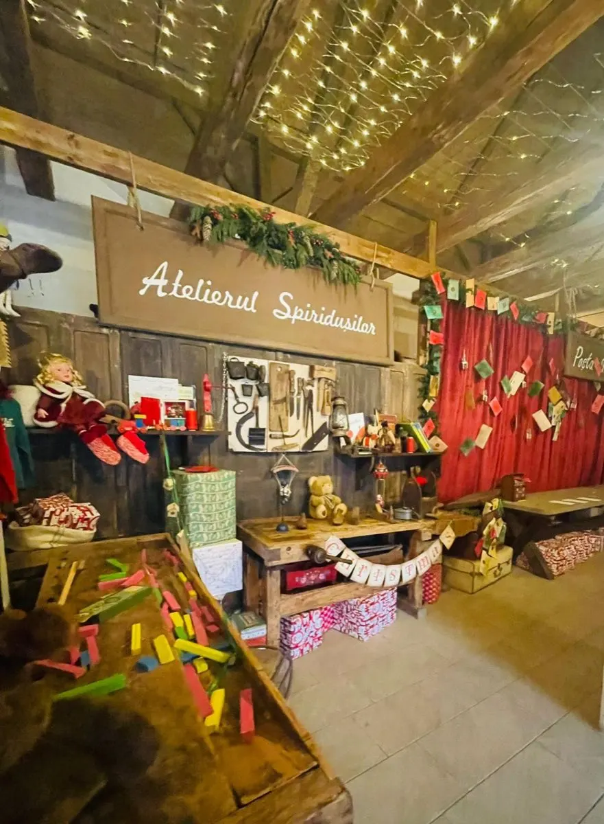Atelierul Spiridușilor, decorat cu luminițe